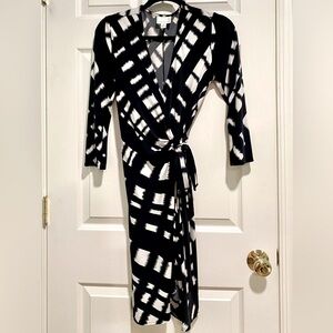 Donna Morgan B&W Print Wrap Dress - Size 8